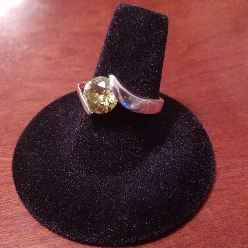 Reduced!! 💛Bypass ring